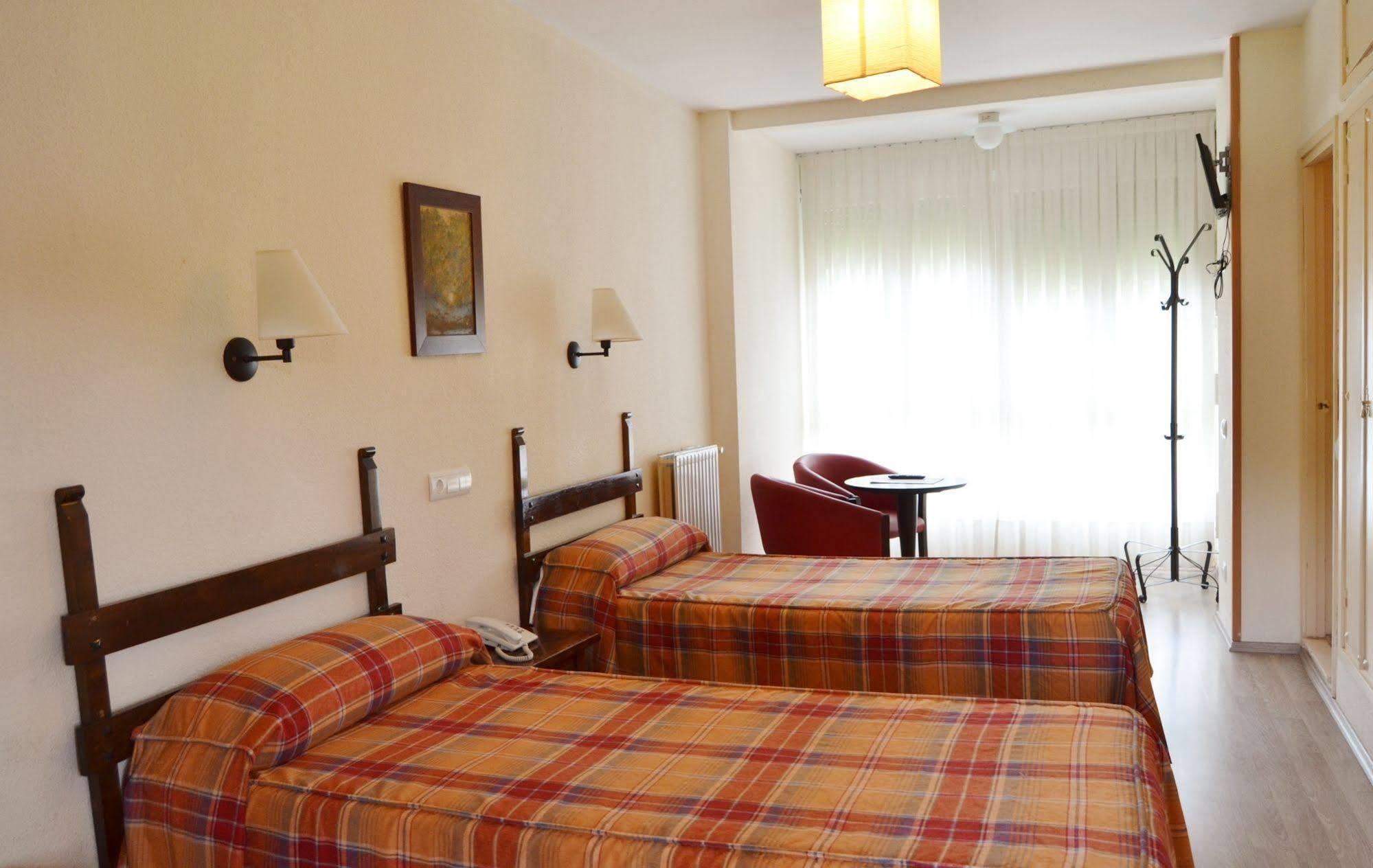 Hotel Termas De Льерганес Экстерьер фото